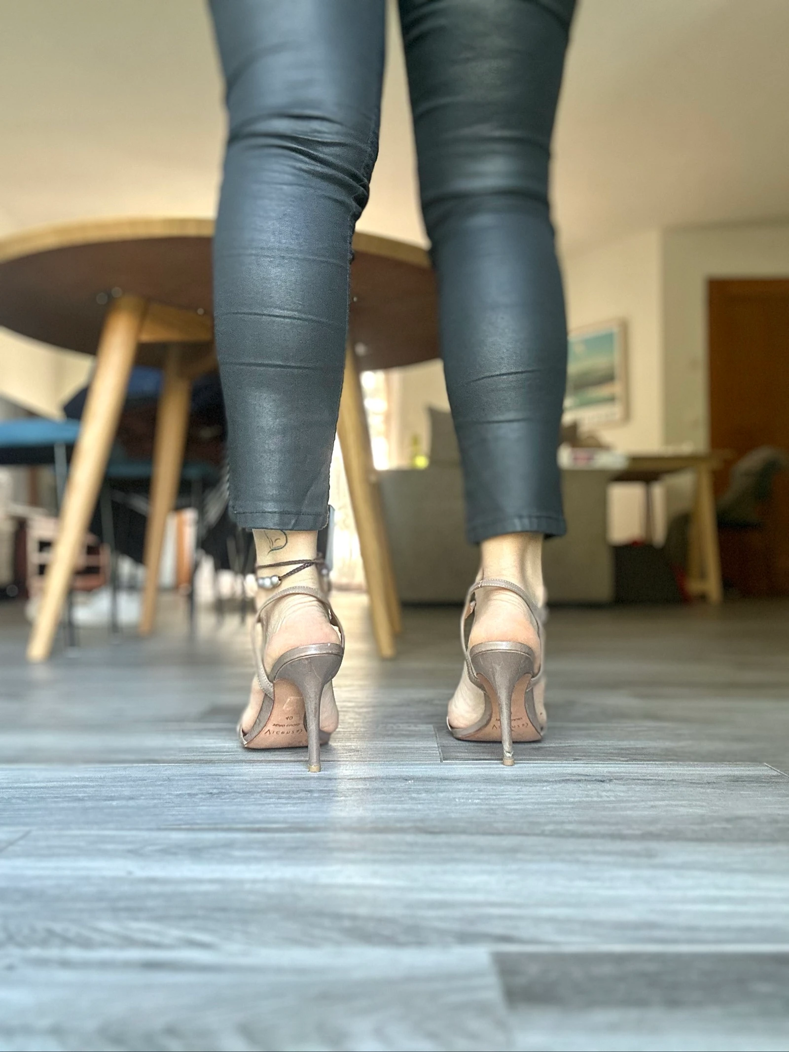 Sandales à talons en cuir taupe et doré Pointure 40 Vicenza  – photo 8